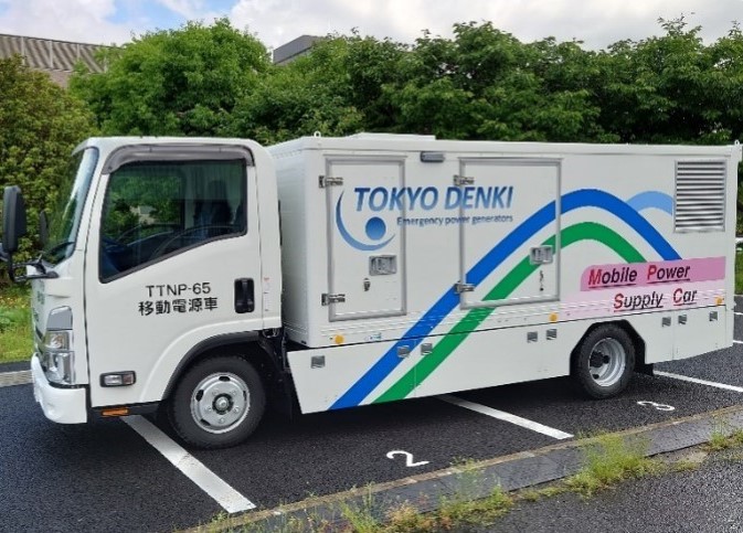 東京電機のTTNP-65は車両総重量５ｔ以下なので準中型免許で運転でき非常時対応しやすい小型トラックタイプの移動電源車です。